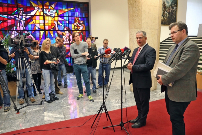 Kósa Lajos a Honvédelmi Minisztériumban tartott ötpárti egyeztetést követő sajtótájékoztatóján,...