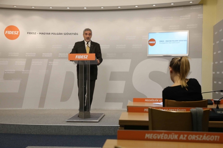A Fidesz-frakció : Halász János bejelentette: a Fidesz...