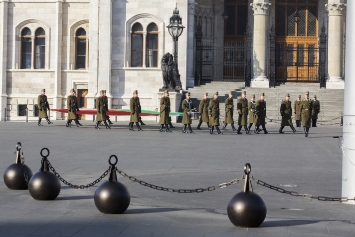 Katonai tiszteletadás mellett felvonták, majd félárbócra engedték Magyarország nemzeti lobogóját