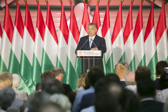 Orbán Viktor : egészen addig, amíg van munkanélküli magyar ember, nem szabad másnak munkát adni.