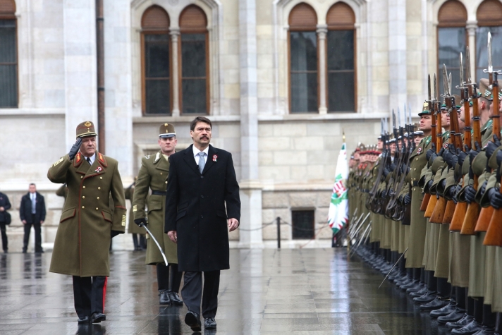 Áder János köztársasági elnök jelenlétében, katonai tiszteletadás mellett felvonták Magyarország...