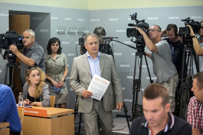 Kósa Lajos A Fidesz frakcióvezetője keddi sajtótájékoztatóján kifejtette…