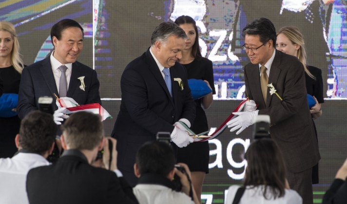 Orbán Viktor miniszterelnök a Samsung SDI elektromosjármű-akkumulátor gyárának megnyitó ünnepségén,...