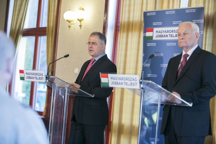 Kósa Lajos A Fidesz-KDNP azt kezdeményezi, hogy a parlament tartson politikai vitanapot a...