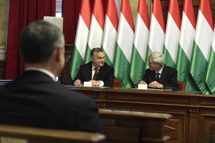 Orbán Viktor a polgármesterrel tartott sajtótájékoztatón emlékeztetett rá, Hódmezővásárhelyen 1990 óta minden választáson a polgári, nemzeti, keresztény oldal jelöltjei kaptak bizalmat.