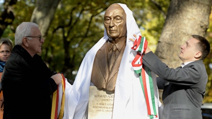 Rogán Antal a budapesti Konrad Adenauer út és -szobor avatási ünnepségén